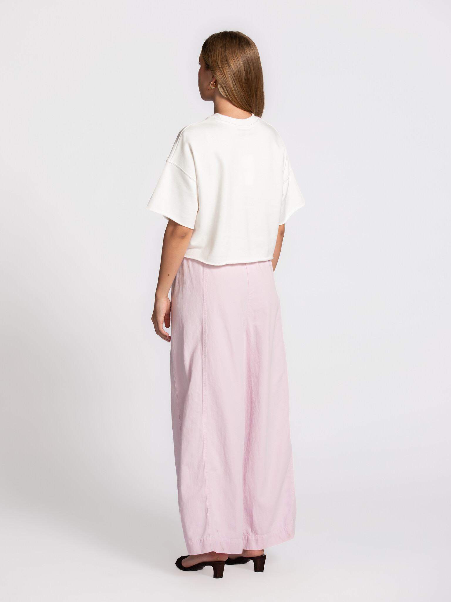 American Vintage pantalon coupe large Namaz 4. Pink comfort. La coupe ample et la douce teinte rose donnent à ce pantalon...