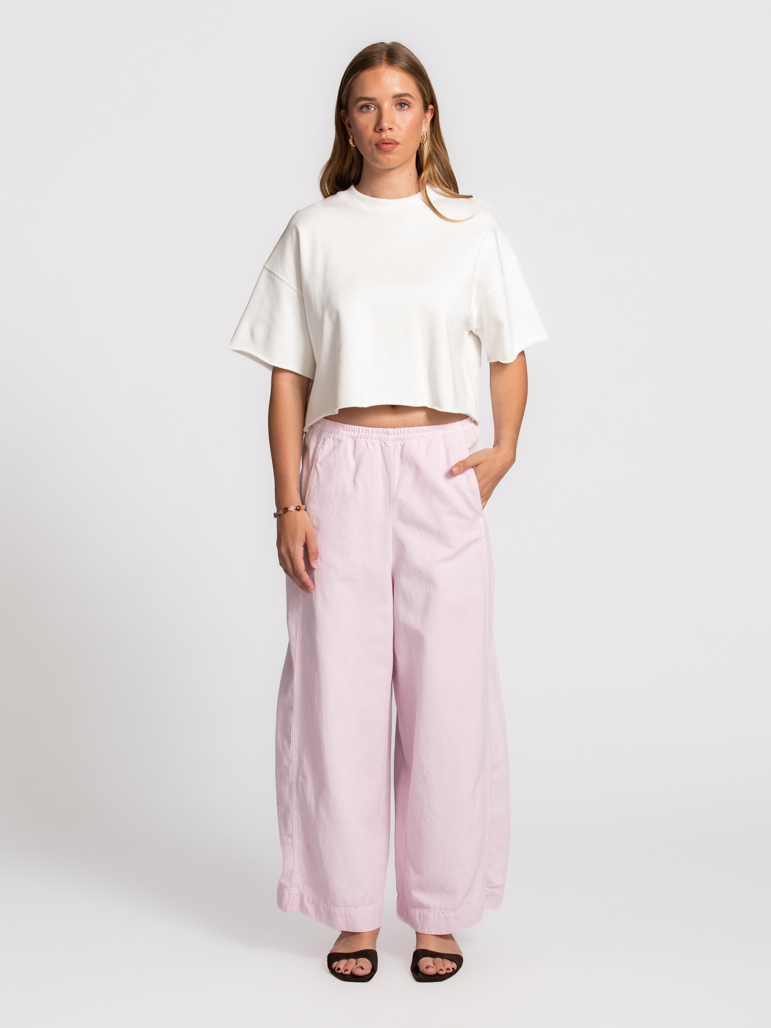 American Vintage pantalon coupe large Namaz 5. Pink comfort. La coupe ample et la douce teinte rose donnent à ce pantalon...