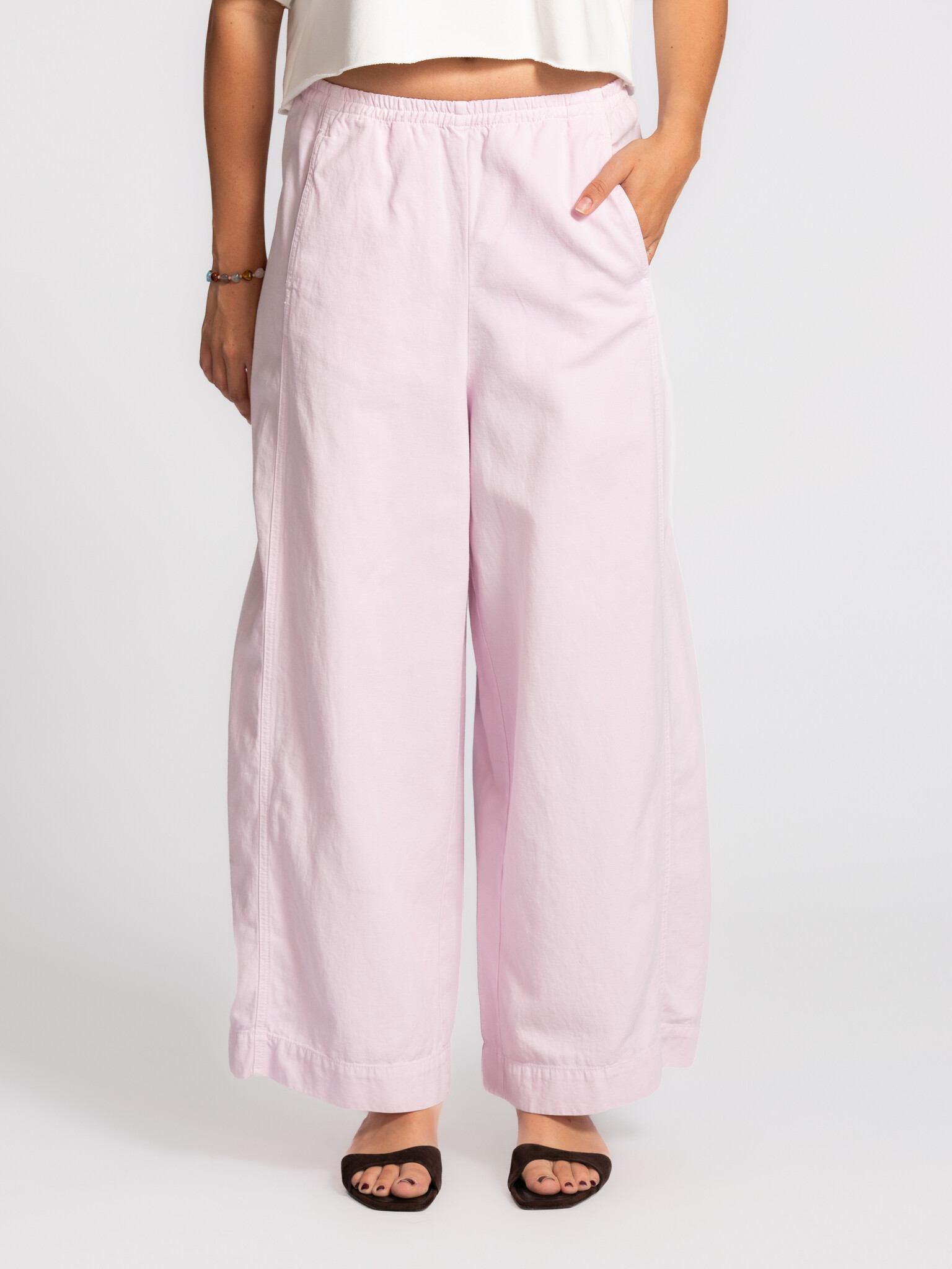 American Vintage pantalon coupe large Namaz 6. Pink comfort. La coupe ample et la douce teinte rose donnent à ce pantalon...