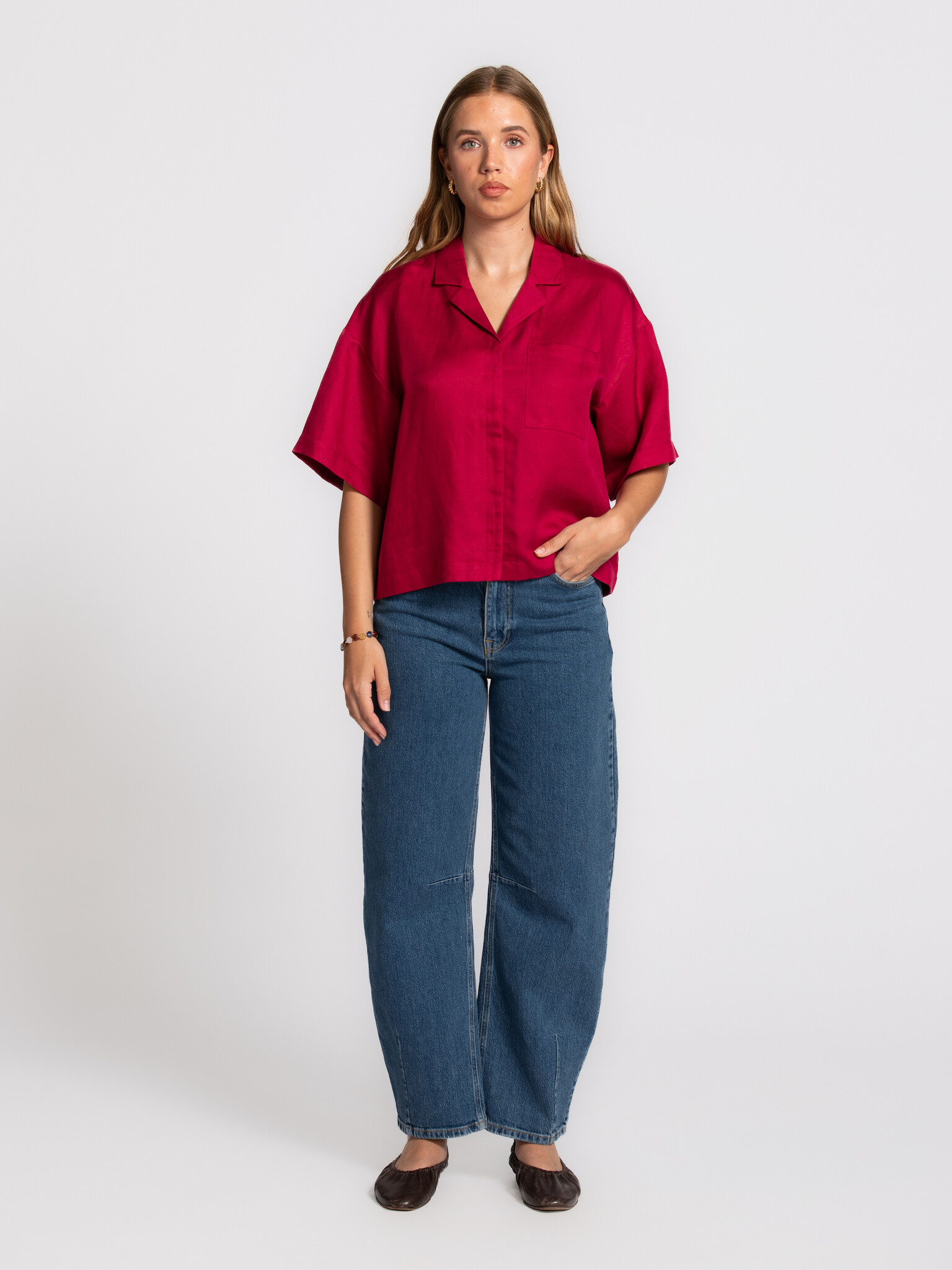Selected boxy shirt Lyra 3. Bold in red. De diepe kleur geeft dit boxy shirt een krachtige uitstraling, terwijl de losse ...