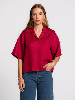 Chemise Lyra. Audacieuse en rouge. La teinte profonde donne à cette chemise boxy une allure affirmée, tandis que la coupe...
