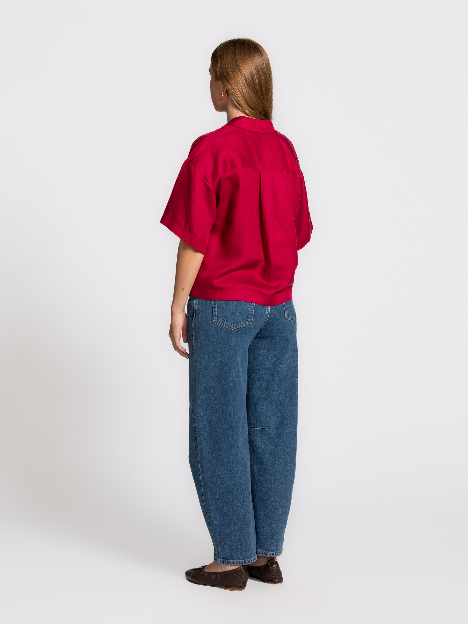 Selected boxy shirt Lyra 5. Bold in red. De diepe kleur geeft dit boxy shirt een krachtige uitstraling, terwijl de losse ...