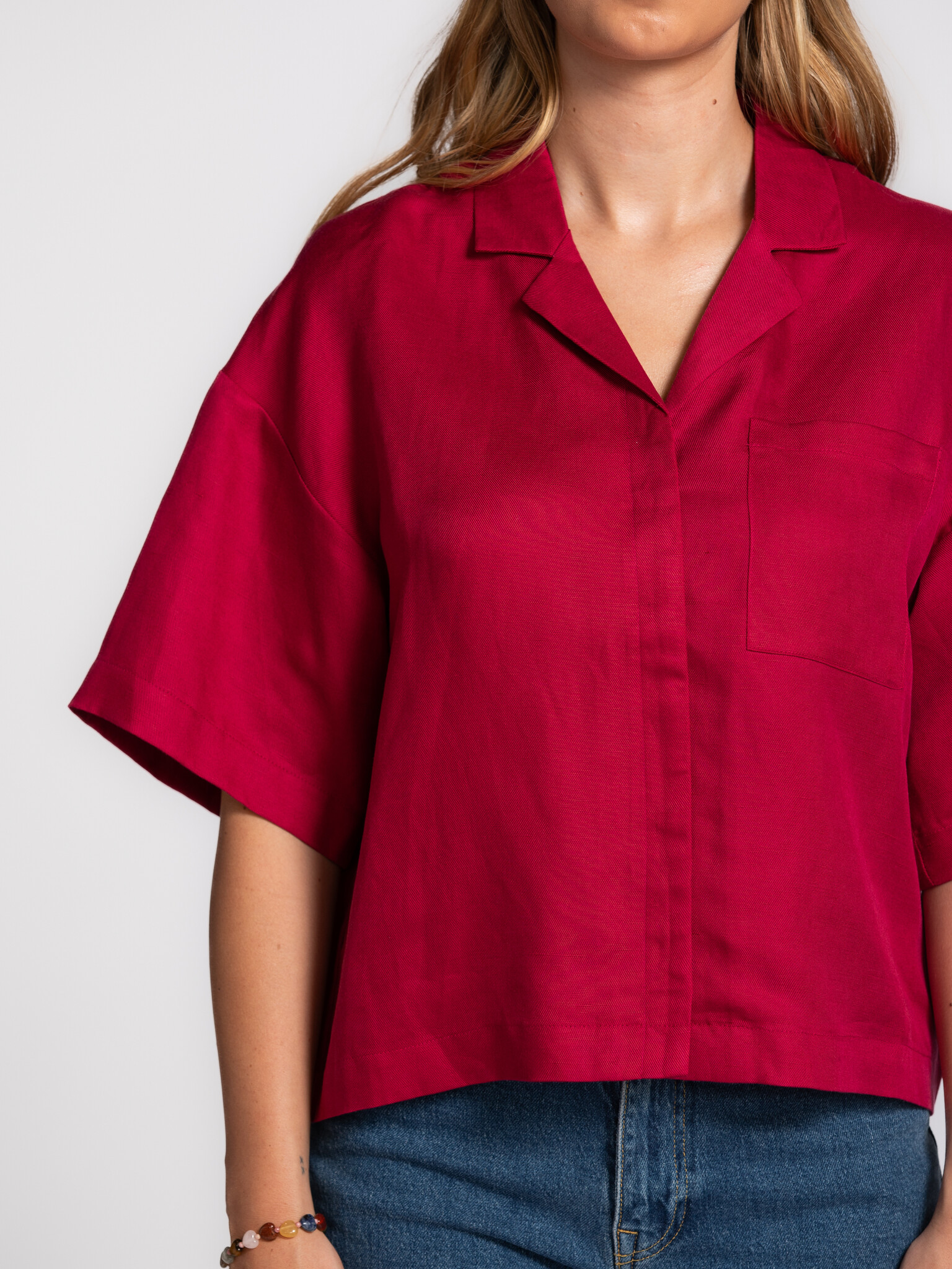 Selected boxy shirt Lyra 4. Bold in red. De diepe kleur geeft dit boxy shirt een krachtige uitstraling, terwijl de losse ...