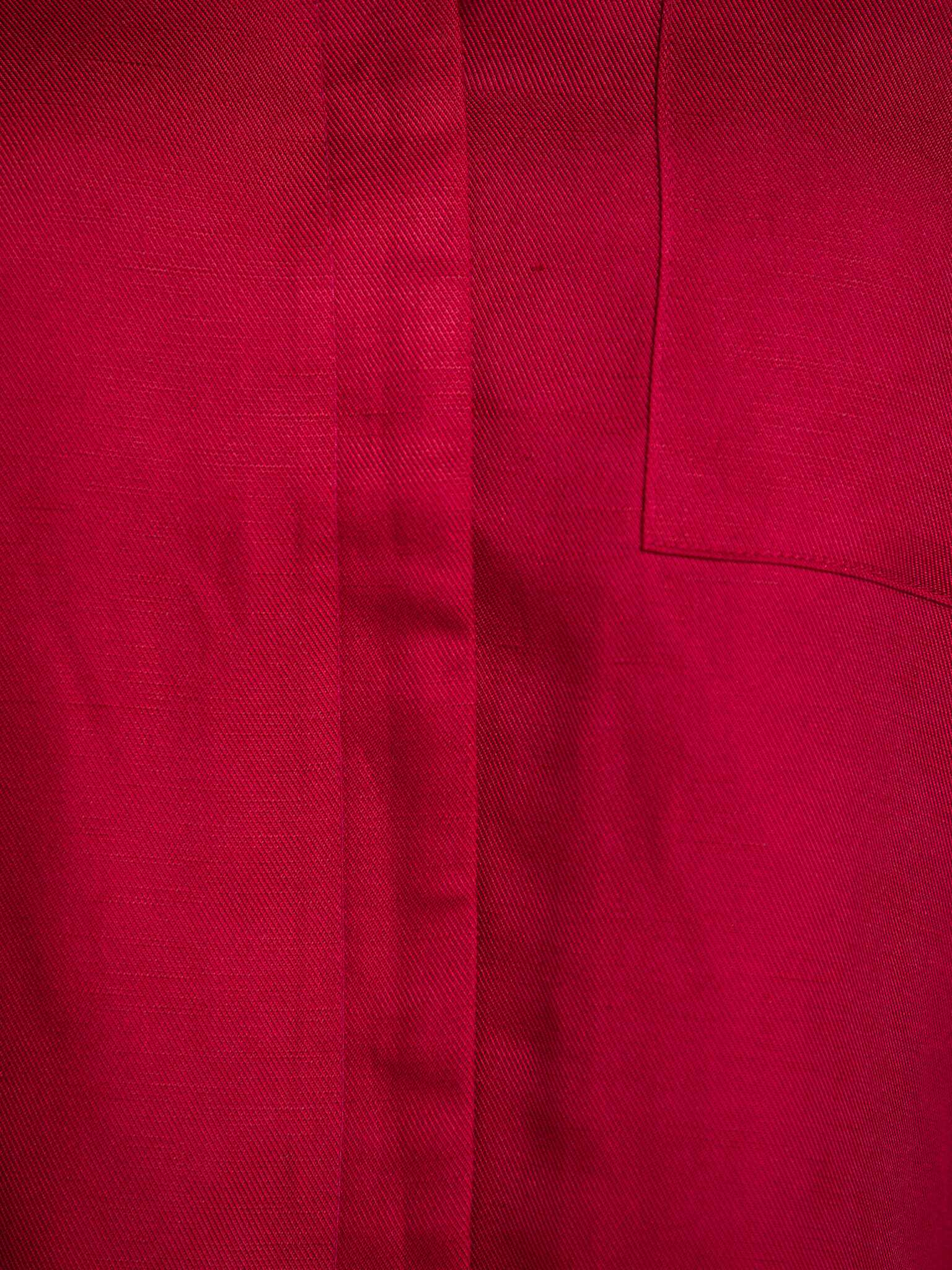 Selected boxy shirt Lyra 6. Bold in red. De diepe kleur geeft dit boxy shirt een krachtige uitstraling, terwijl de losse ...