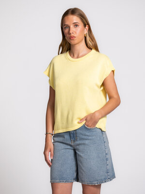 Pull Mellie. Des couches légères, esprit été. Ce pull sans manches est doux et aérien. Parfait à superposer ou à porter s...