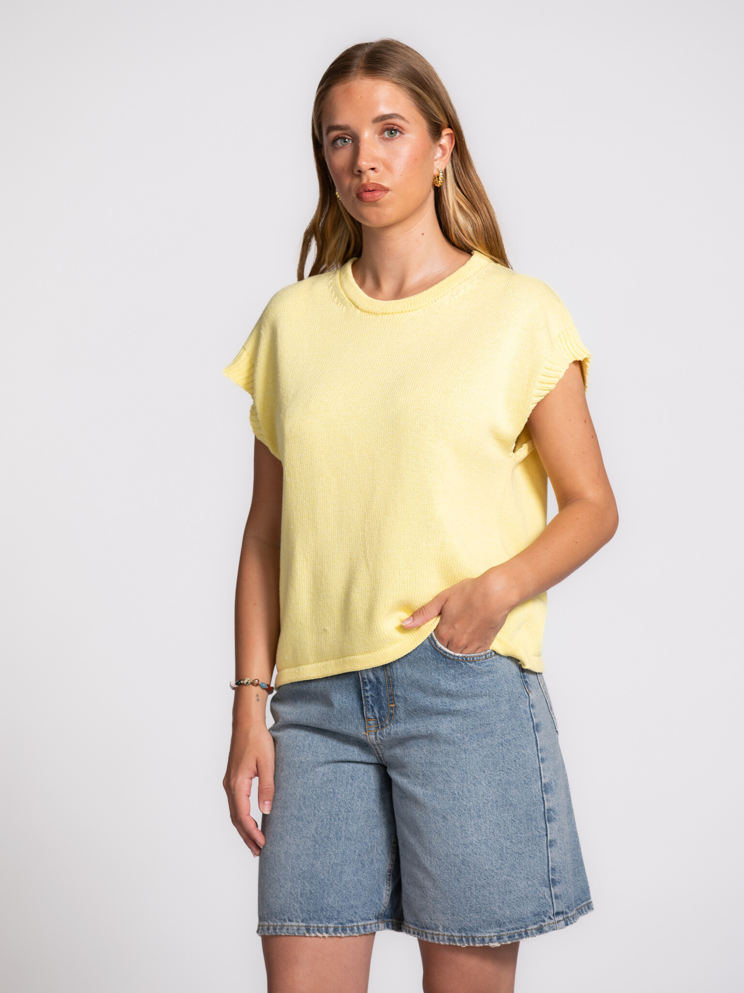 Le Marais pull sans manches Mellie 1. Des couches légères, esprit été. Ce pull sans manches est doux et aérien. Parfait à...