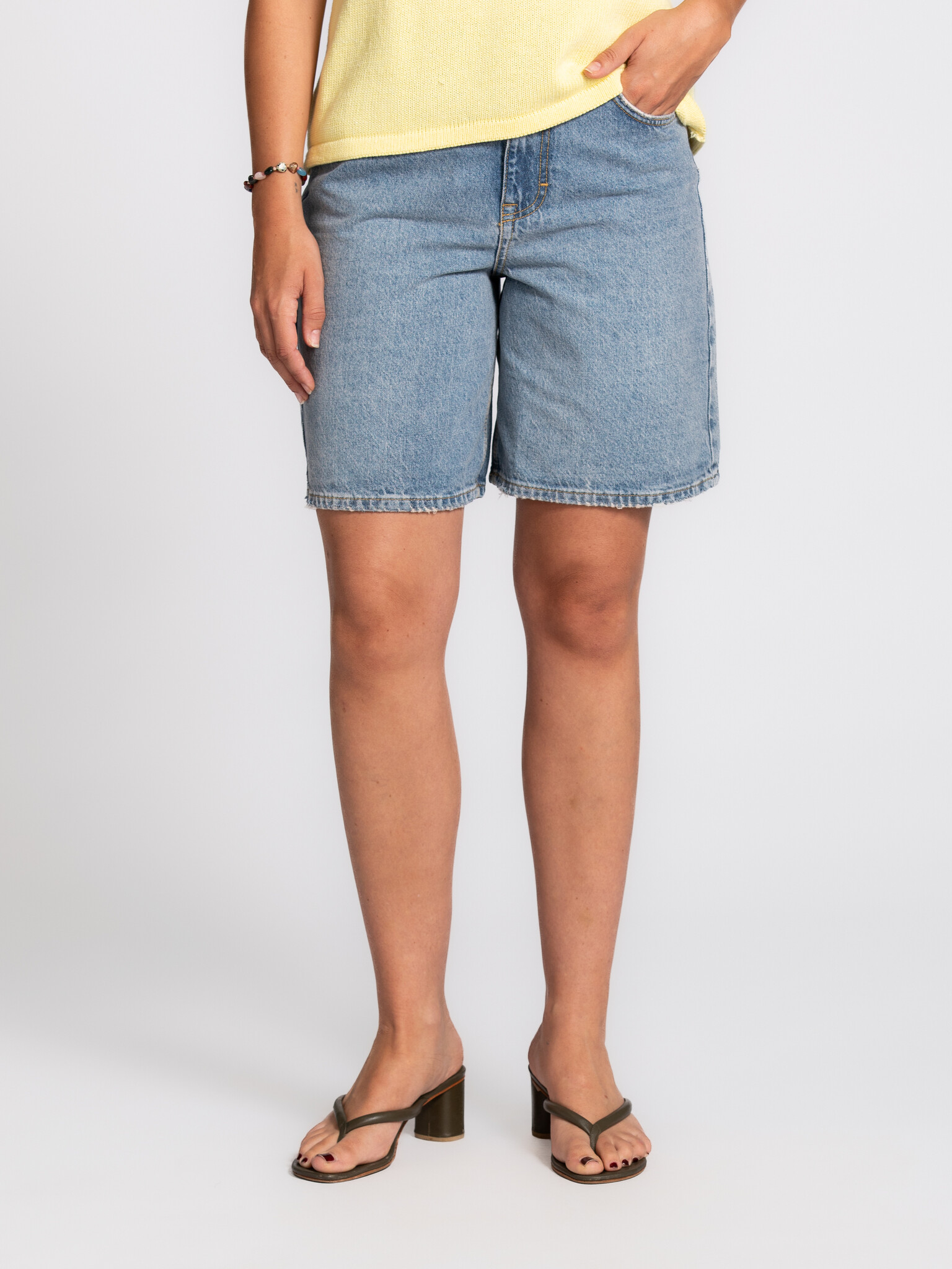 MBYM bermuda en denim Talina 1. La longueur plus longue et la coupe ample donnent à ce bermuda cette allure décontractée ...