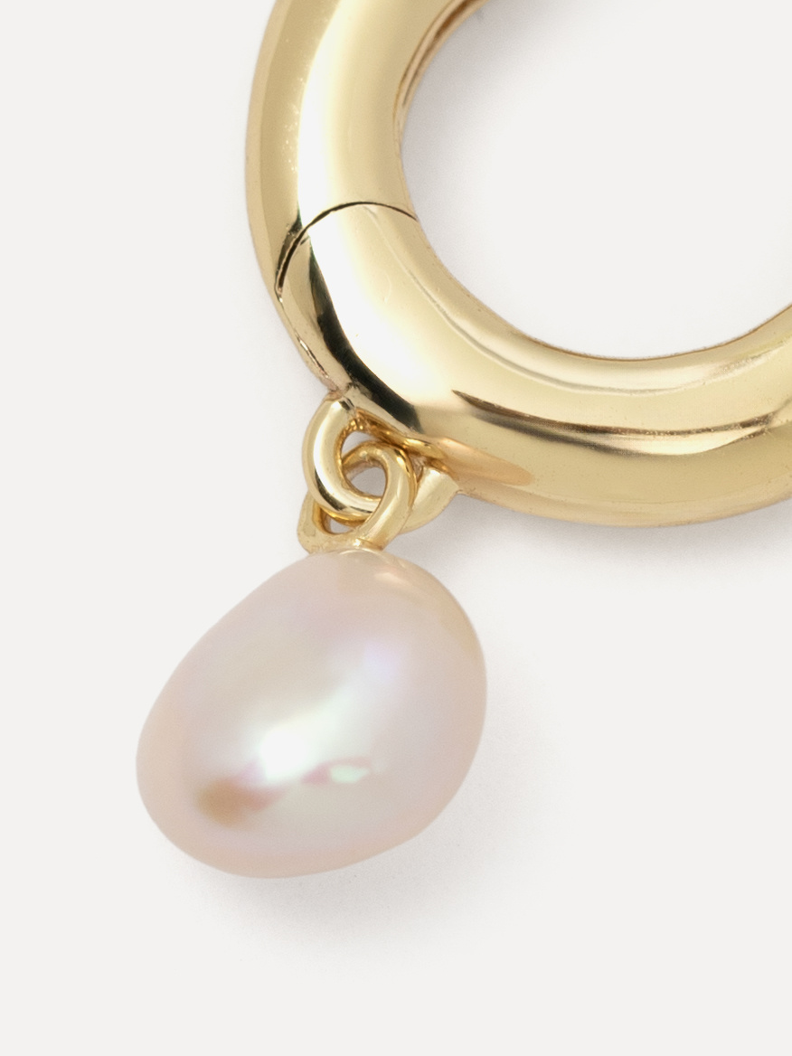 Les Soeurs Earring Jazz Pearl 2. Add a touch of timeless elegance to your jewelry collection with this Jazz Pearl earring...