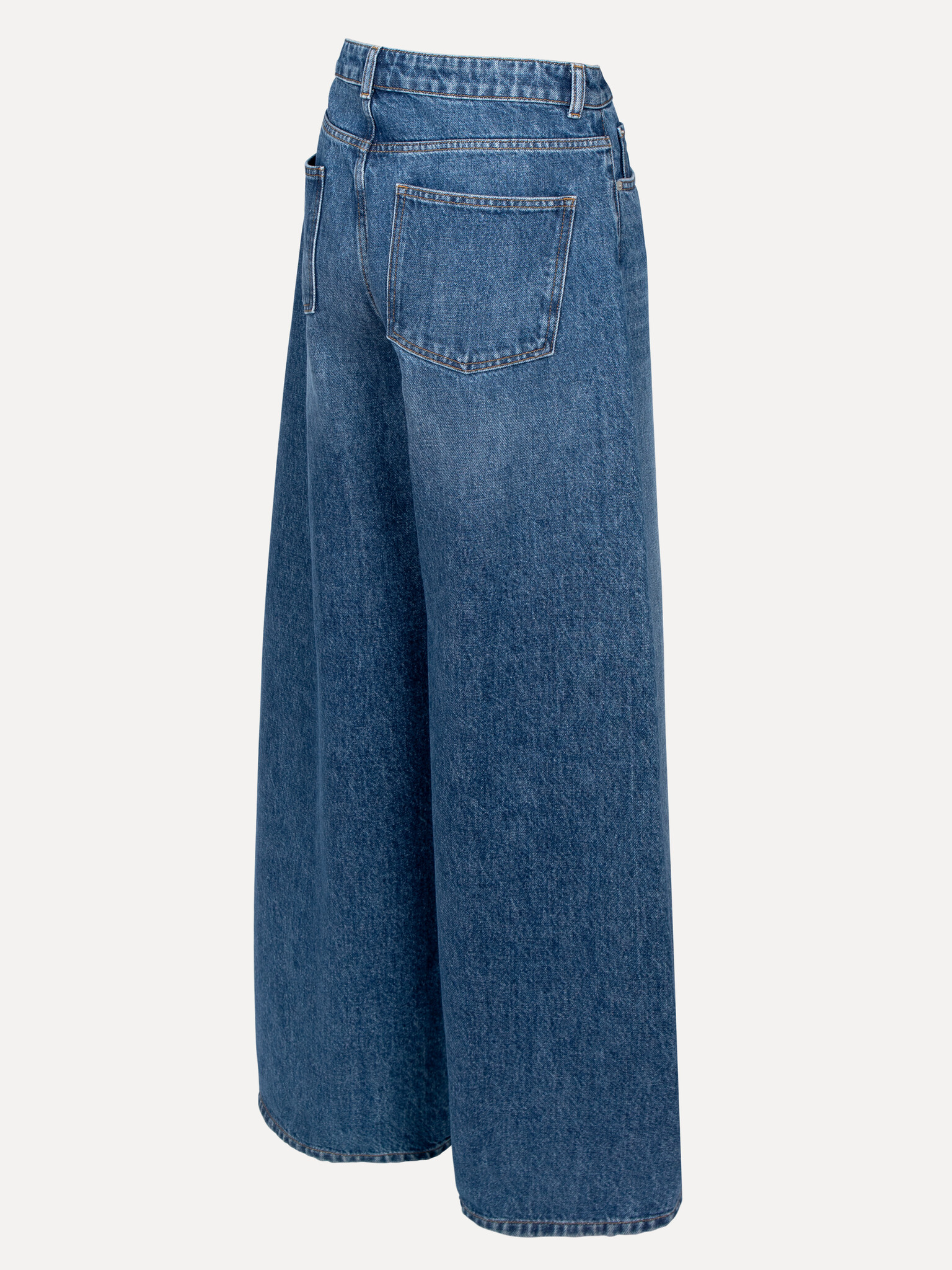 Les Soeurs jean large Jackson 4. Les plus belles tenues commencent souvent par un bon jean. Son délavage denim profond et...