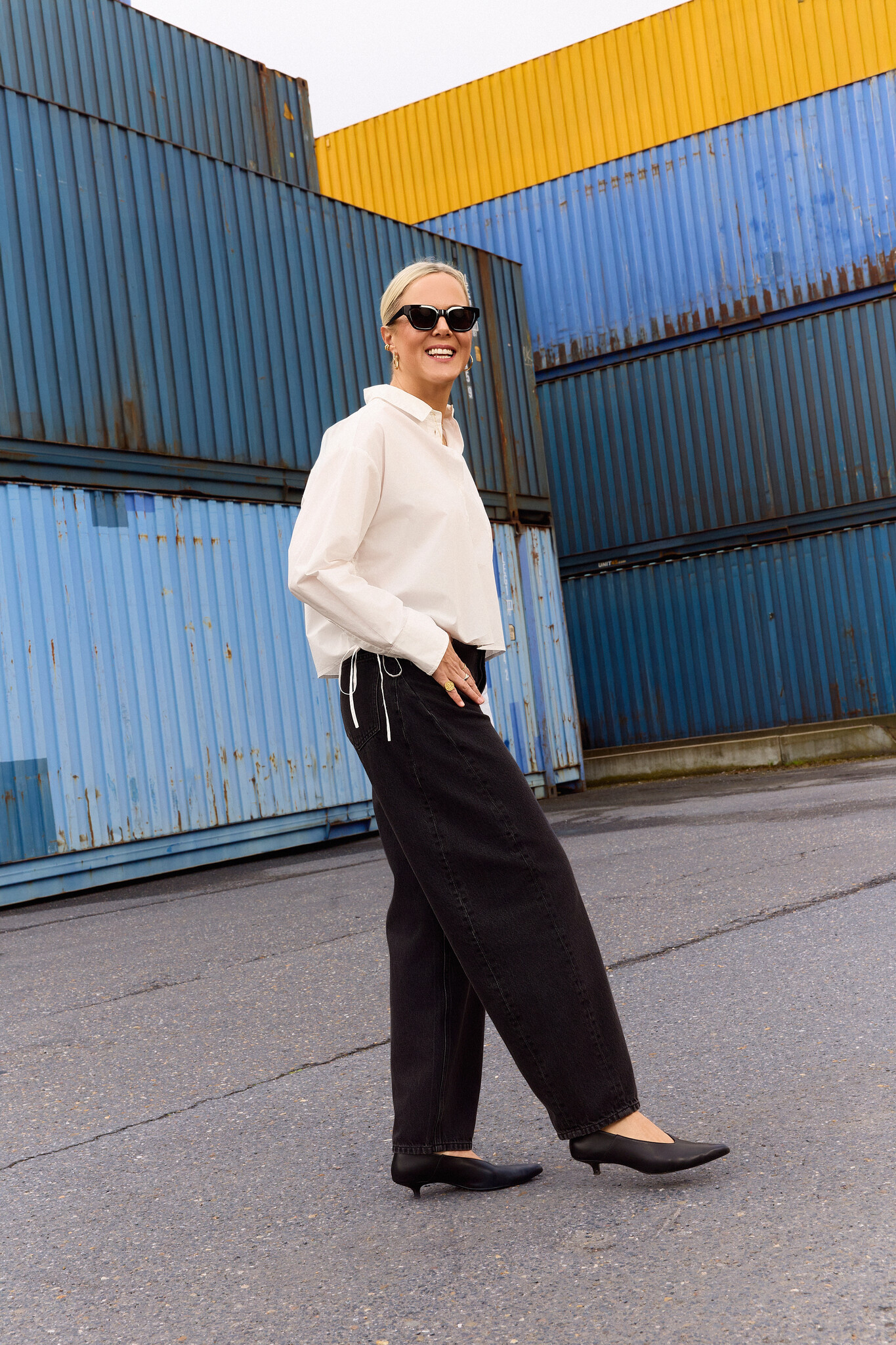 Les Soeurs strikdetail blouse Davis 2. Een wit hemd blijft een favoriet, maar juist de onverwachte details maken het bijz...