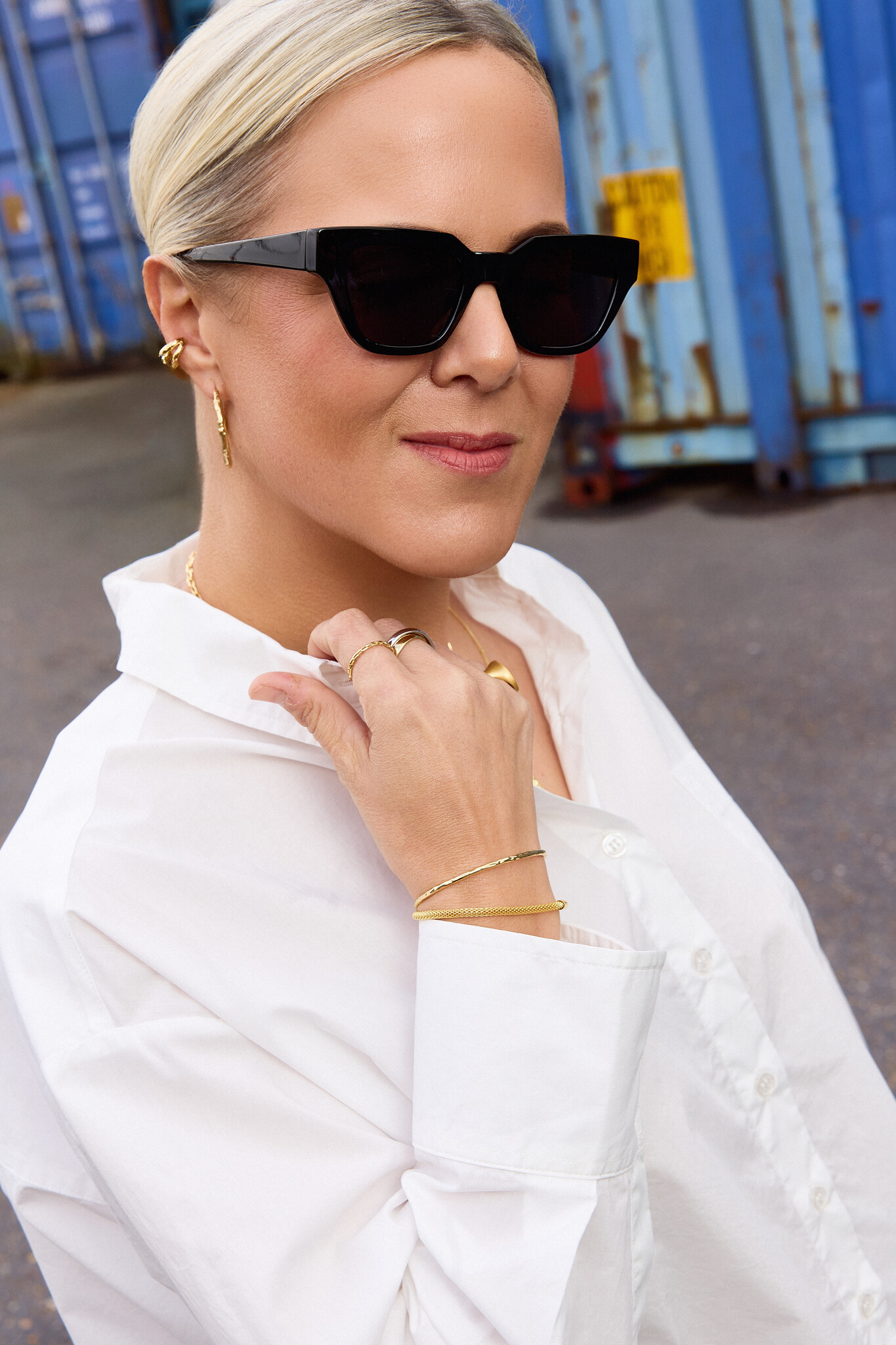 Les Soeurs strikdetail blouse Davis 3. Een wit hemd blijft een favoriet, maar juist de onverwachte details maken het bijz...