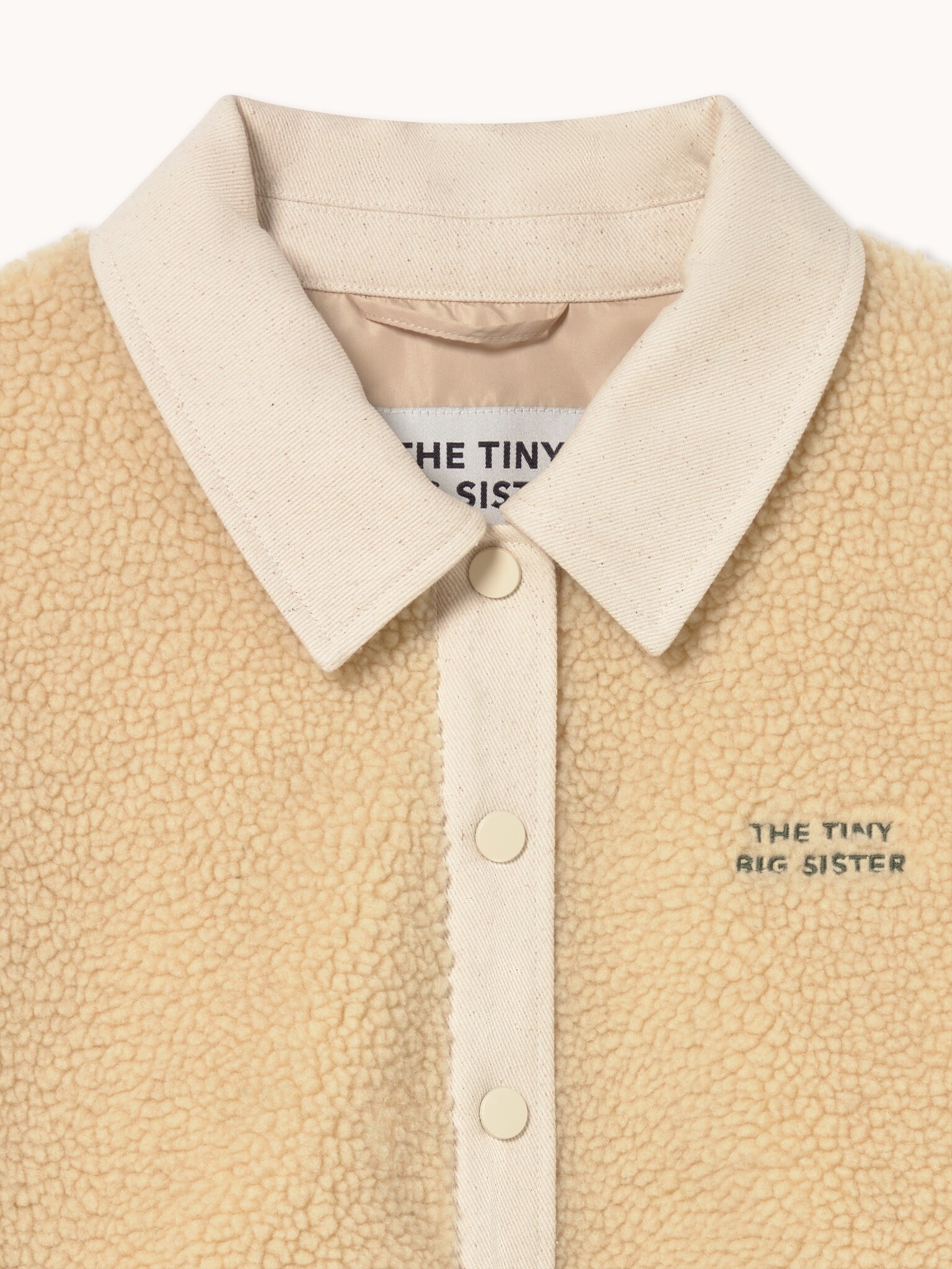 The tiny big sister veste colourblock Sherpa 2. Une veste qui donne immédiatement envie de partir à l'aventure. La douce ...
