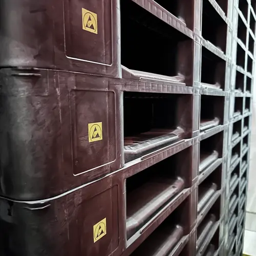 Palette plastique 1200x800x145mm,  3 semelles, avec rebord - 1300 kg - Copy