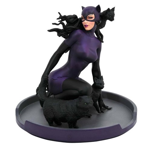 Diamond Select DC Gallery: Comic Catwoman Statue Diamond Select DC Gallery: Comic Catwoman Statue