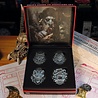 Dungeons and Dragons: Volos Guide to Monsters Medaillon-Set Dungeons and Dragons: Volos Guide to Monsters Medaillon-Set