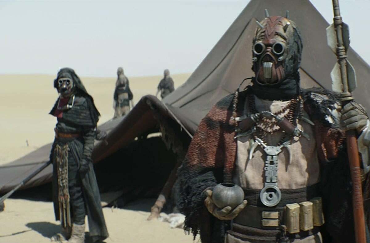 Les Tusken Raiders, également connus sous le nom de Peuple des Sables, sont des personnages emblématiques de l'univers Star Wars Les Tusken Raiders, également connus sous le nom de Peuple des Sables, sont des personnages emblématiques de l'univers Star Wars