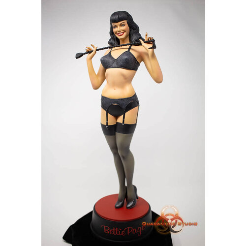 Quarantine Studios Bettie Page: Bettie Page 1:5 Scale Statue Quarantine Studios Bettie Page: Bettie Page 1:5 Scale Statue