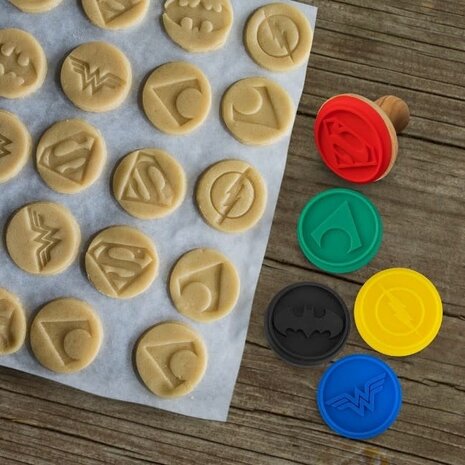 Cinereplicas DC Comics: Justice League - Set of 5 Logo Cookie Stamps Cinereplicas DC Comics: Justice League - Set of 5 Logo Cookie Stamps
