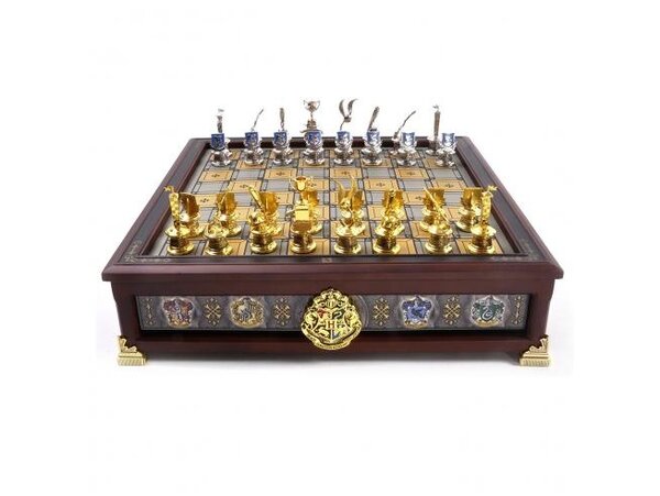 The Noble Collection Harry Potter: Hogwarts Houses Quidditch Chess Set The Noble Collection Harry Potter: Hogwarts Houses Quidditch Chess Set