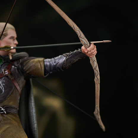 DIAMOND SELECT TOYS Lord of the Rings Gallery: Legolas Deluxe PVC Statue DIAMOND SELECT TOYS Lord of the Rings Gallery: Legolas Deluxe PVC Statue