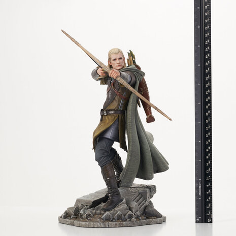 DIAMOND SELECT TOYS Lord of the Rings Gallery: Legolas Deluxe PVC Statue DIAMOND SELECT TOYS Lord of the Rings Gallery: Legolas Deluxe PVC Statue