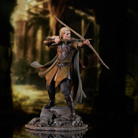 DIAMOND SELECT TOYS Lord of the Rings Gallery: Legolas Deluxe PVC Statue DIAMOND SELECT TOYS Lord of the Rings Gallery: Legolas Deluxe PVC Statue