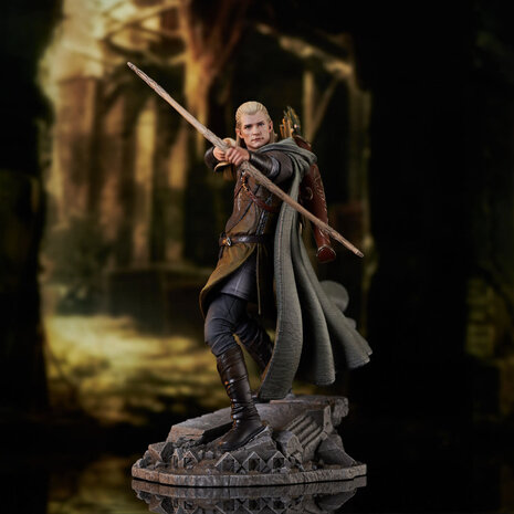 DIAMOND SELECT TOYS Lord of the Rings Gallery: Legolas Deluxe PVC Statue DIAMOND SELECT TOYS Lord of the Rings Gallery: Legolas Deluxe PVC Statue