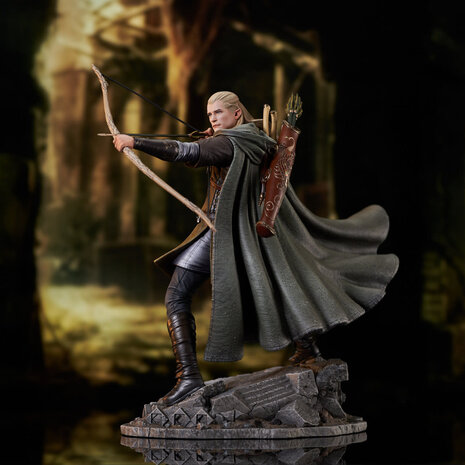 DIAMOND SELECT TOYS Lord of the Rings Gallery: Legolas Deluxe PVC Statue DIAMOND SELECT TOYS Lord of the Rings Gallery: Legolas Deluxe PVC Statue