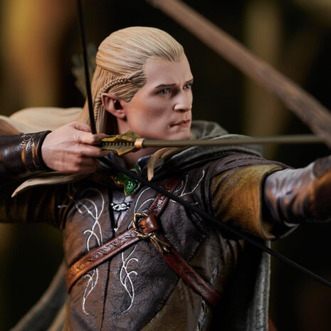 DIAMOND SELECT TOYS Lord of the Rings Gallery: Legolas Deluxe PVC Statue DIAMOND SELECT TOYS Lord of the Rings Gallery: Legolas Deluxe PVC Statue