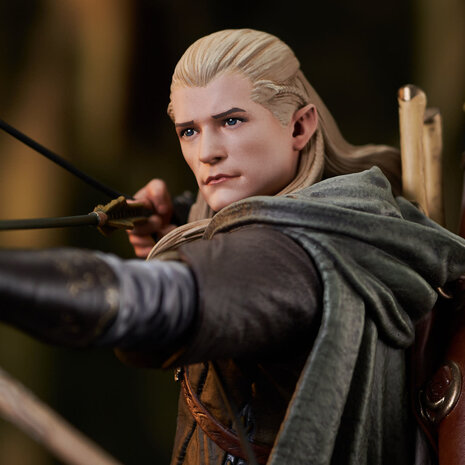 DIAMOND SELECT TOYS Lord of the Rings Gallery: Legolas Deluxe PVC Statue DIAMOND SELECT TOYS Lord of the Rings Gallery: Legolas Deluxe PVC Statue