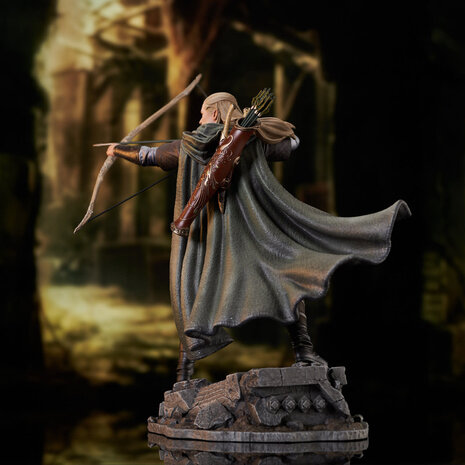 DIAMOND SELECT TOYS Lord of the Rings Gallery: Legolas Deluxe PVC Statue DIAMOND SELECT TOYS Lord of the Rings Gallery: Legolas Deluxe PVC Statue