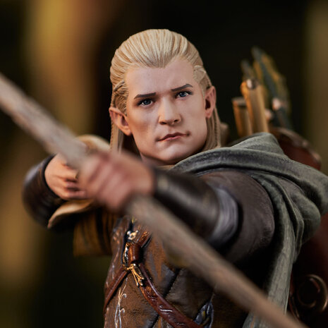 DIAMOND SELECT TOYS Lord of the Rings Gallery: Legolas Deluxe PVC Statue DIAMOND SELECT TOYS Lord of the Rings Gallery: Legolas Deluxe PVC Statue
