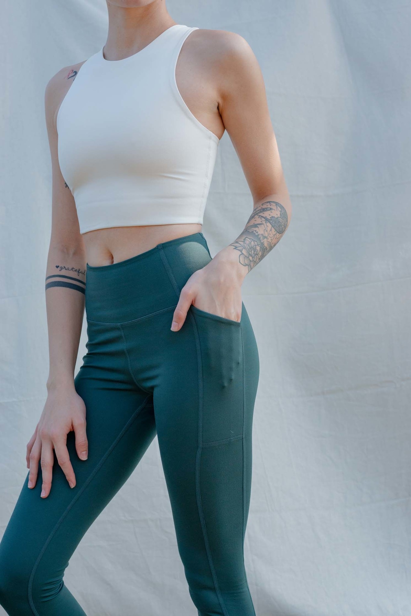 Compressive high-rise pocket legging 