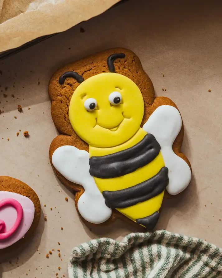 The Original Baker Bee Gingerbread Biscuit - The Original Baker -  65g