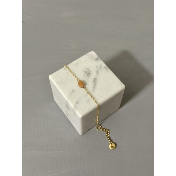 Ellen Beekmans Fijn armbandje met kleine ovale gemstone