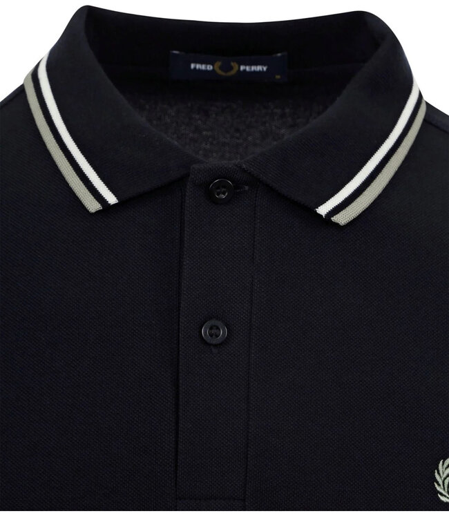 Fred Perry M3600 kleur R64 Twin Tipped polo donkerblauw met groen logo