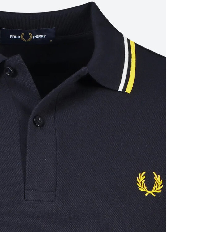 Fred Perry M3600 kleur R81 Twin Tipped polo donkerblauw met geel logo