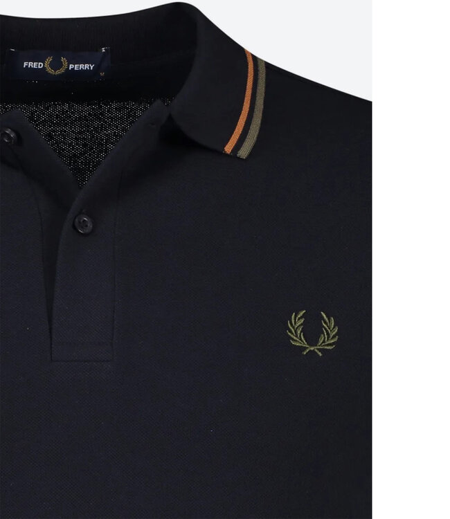 Fred Perry M3600 kleur S35 Twin Tipped polo donkerblauw met olijfgroen logo