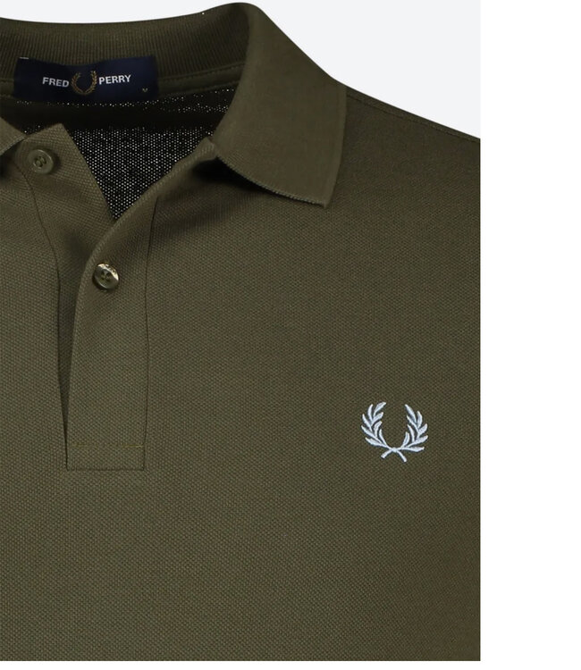 Fred Perry M6000 kleur R79 PLAIN polo  olijfgroen met lichtblauw logo