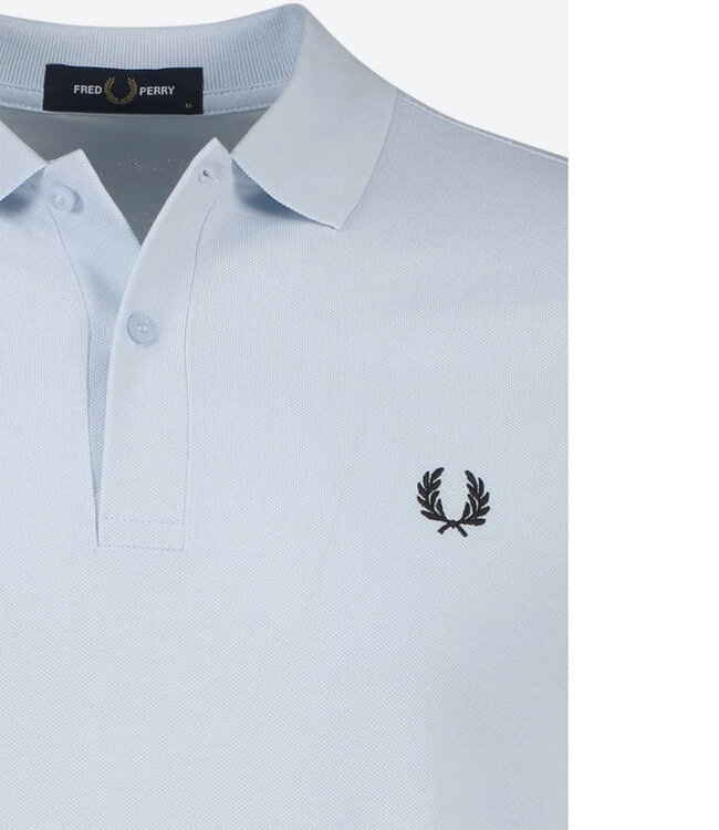 Fred Perry M6000 kleur R30 PLAIN polo lichtblauw met zwart logo
