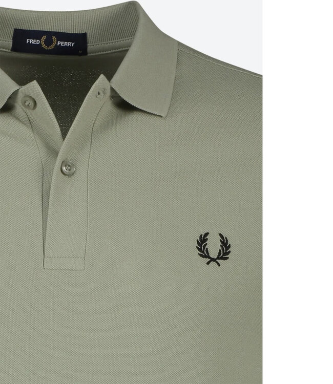 Fred Perry M6000 kleur M37 PLAIN polo olijf groen met zwart logo
