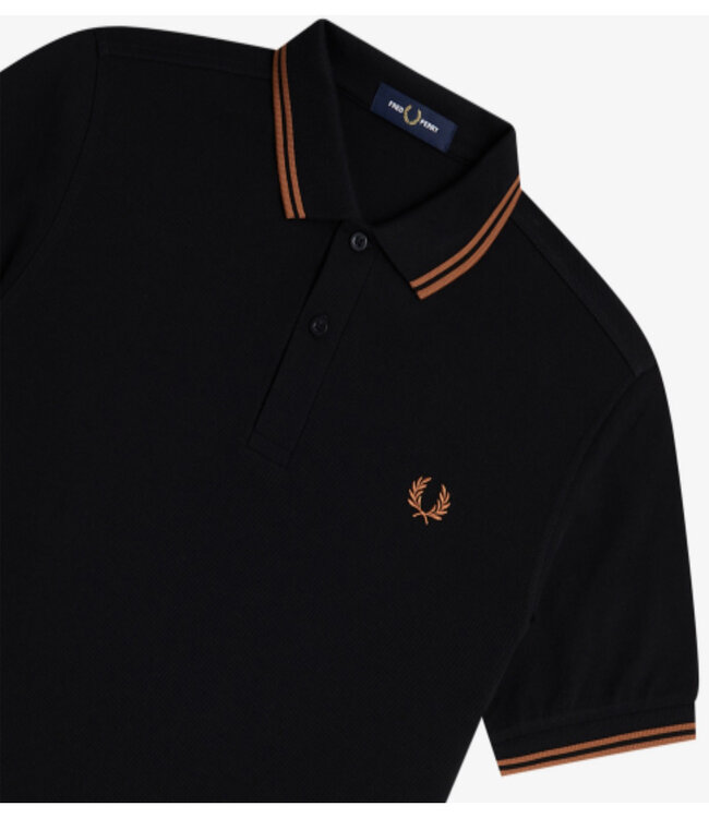 Fred Perry M3600 kleur S38 Twin Tipped polo zwart met bruin logo