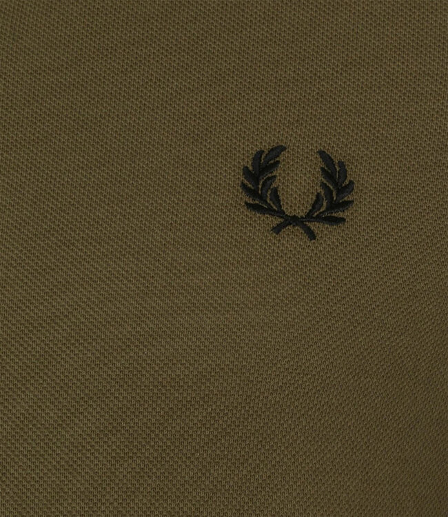 Fred Perry M3600 kleur Q41 Fred Perry Twin Tipped polo olijfgroen met zwart logo