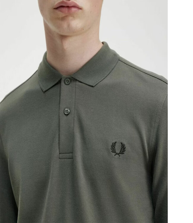 Fred Perry M6006 kleur 638 PLAIN polo lange mouw olijfgroen met olijfgroen logo