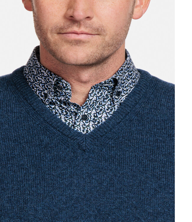 320011-670 deep blauw denim blue v-hals heren trui 100 procent Scottish Lamswol