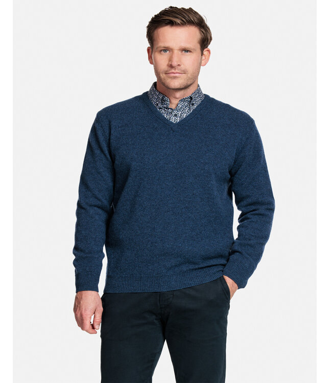 320011-670 deep blauw denim blue v-hals heren trui 100 procent Scottish Lamswol