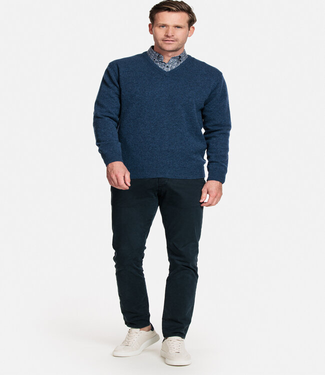 320011-670 deep blauw denim blue v-hals heren trui 100 procent Scottish Lamswol