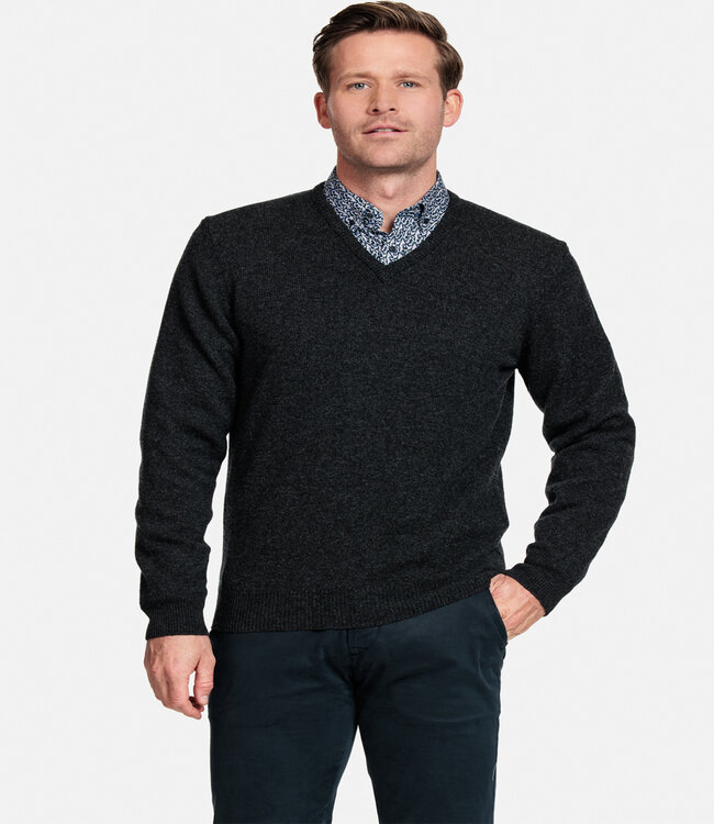320011-930 antraciet grijs v-hals heren trui 100 procent Scottish Lamswol