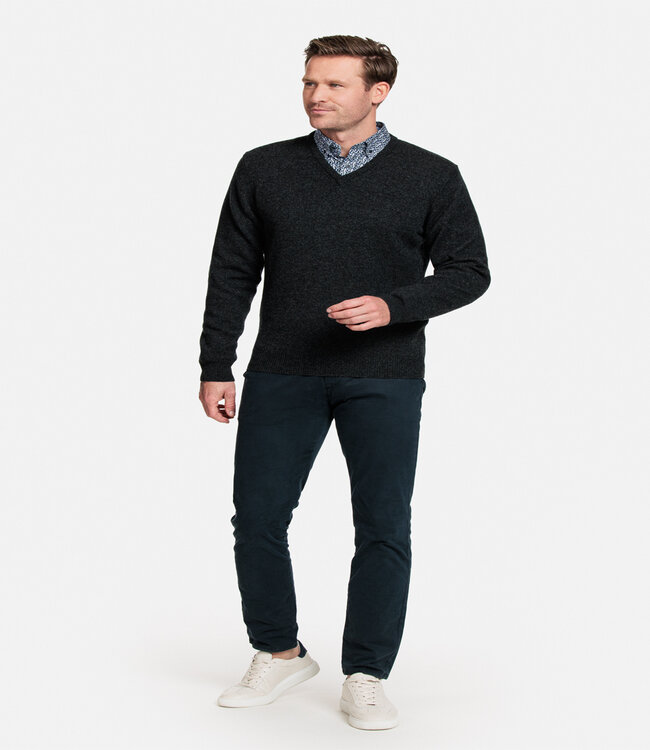 320011-930 antraciet grijs v-hals heren trui 100 procent Scottish Lamswol