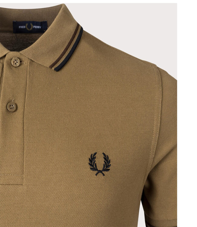 Fred Perry M3600 U40 Twin Tipped polo bruin met zwart Fred Perry logo